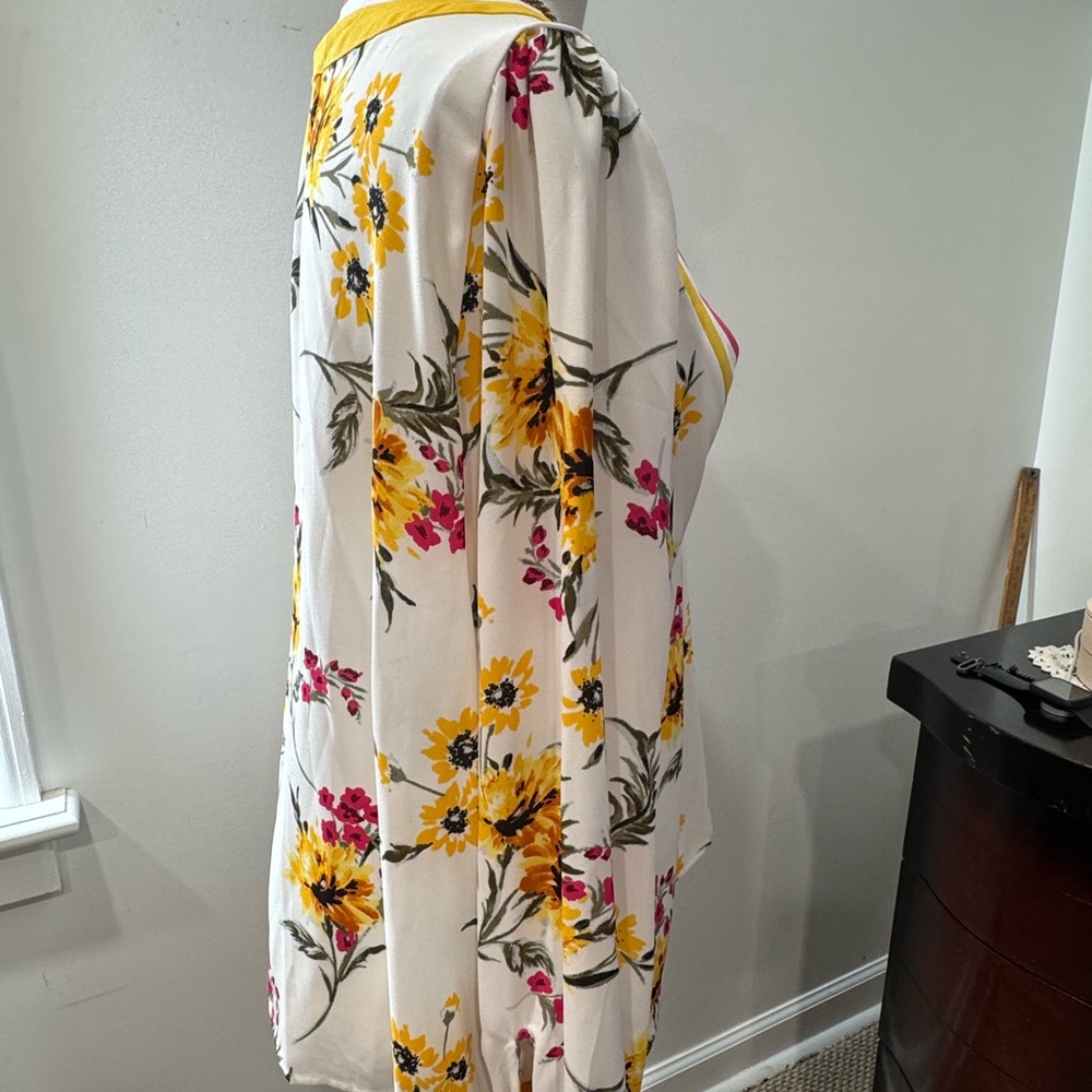 Express Floral V-Neck Women's Top - Picture 4 of 8